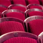 Una panchina che diventa palcoscenico