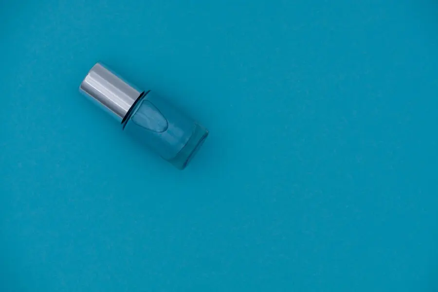 Unghie color ghiaccio: eleganza rarefatta, riflessi freddi e un’estetica che illumina le mani