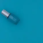 Unghie color ghiaccio: eleganza rarefatta, riflessi freddi e un’estetica che illumina le mani