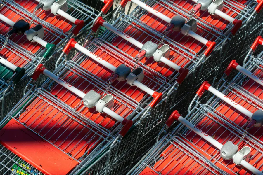 Famiglie torinesi, spesa a 2.616 euro e risparmio in calo