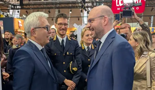 Torino, Lorenzo Fontana visita lo stand della Polizia di Stato