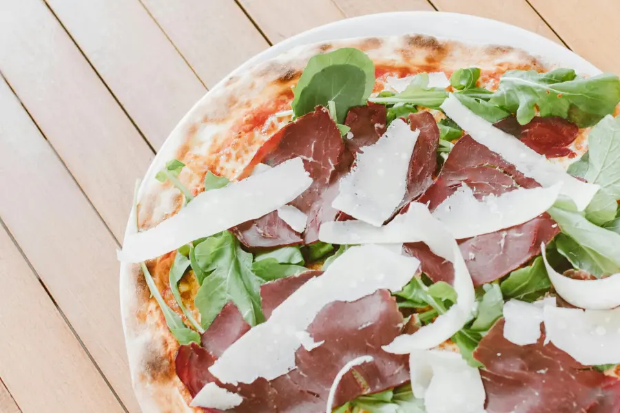 Bresaola fa bene? Comprendere davvero il valore nutrizionale di un alimento magro, la sua leggerezza e i limiti da considerare