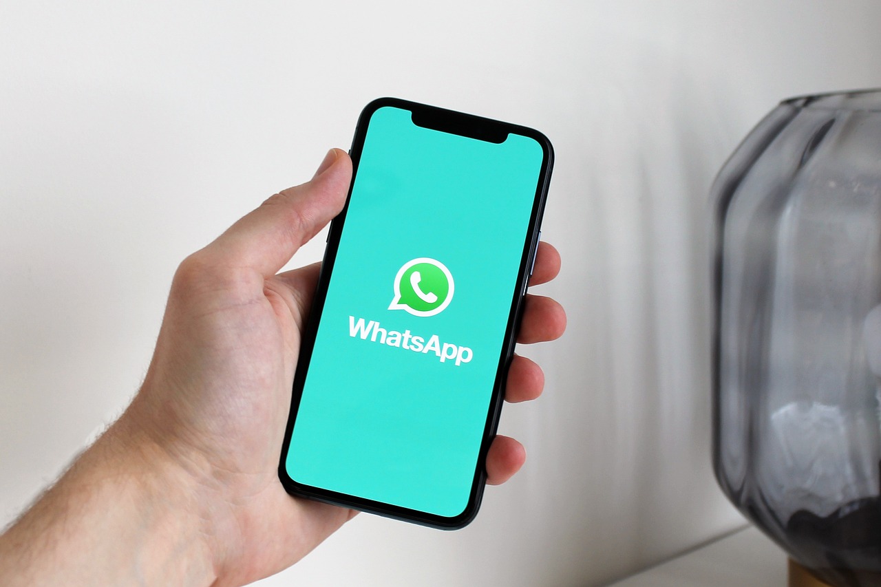 Sondaggio WhatsApp: come crearli, gestirli e usarli per comunicare in modo efficace