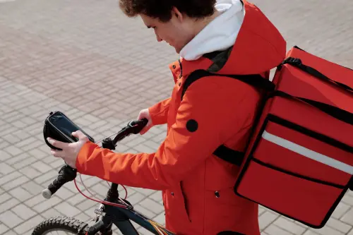 Torino, caldo estremo: tutele e reddito per i rider
